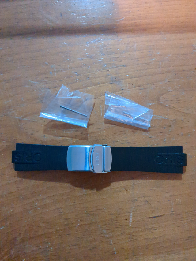 New black unworn Oris rubber strap with clasp and pins in Jewellery & Watches in Longueuil / South Shore - Image 2