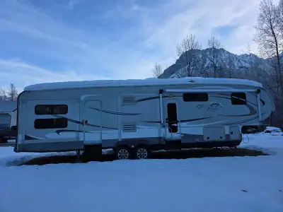 5 slides Two bathrooms Front bedroom (Queen) No mattress Two 6 voltage batteries New Back bedroom ha...