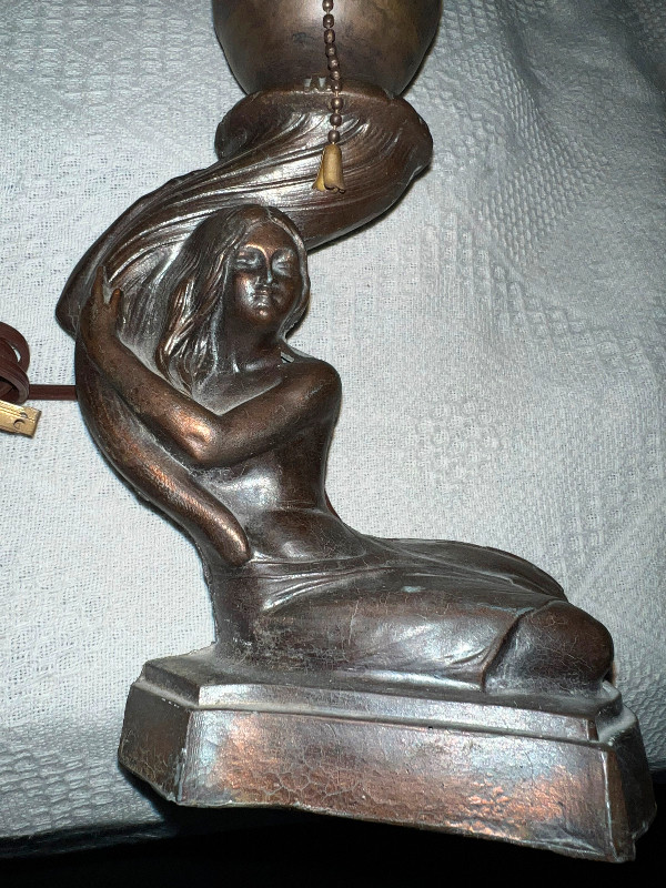 ANOTHER VINTAGE METAL TABLE LAMP? YES.  LADY HOLDING UP HER HAIR in Arts & Collectibles in Mississauga / Peel Region - Image 3