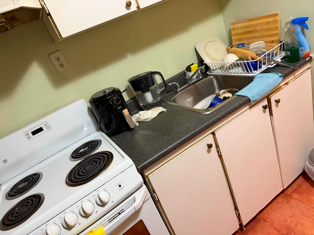 Cozy Bachelor Unit in Family Duplex – $650 All-Inclusive — photo 2
