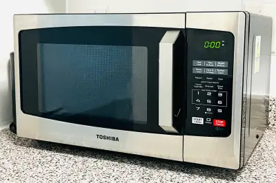 TOSHIBA - 0.9 Cu Ft/900W Use for couple of months It's really in a good condition With its