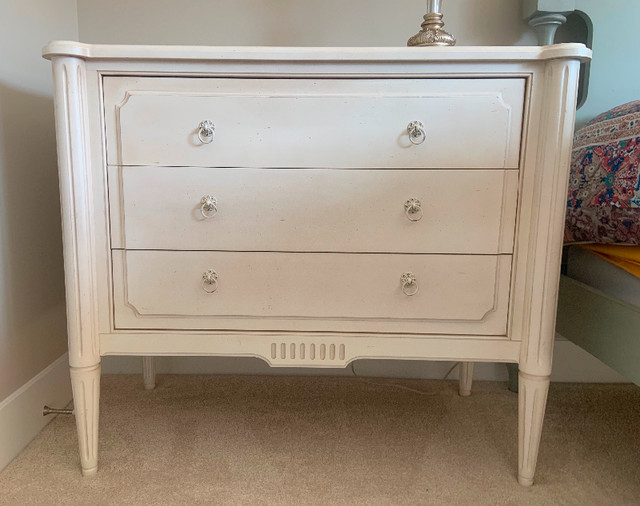 Ethan Allen Bedside Table - Excellent Condition! in Dressers & Wardrobes in Delta/Surrey/Langley