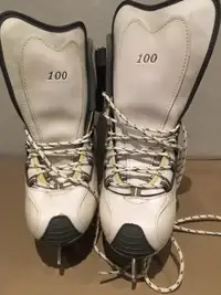 CCM 100 SP Adult Figure Skates