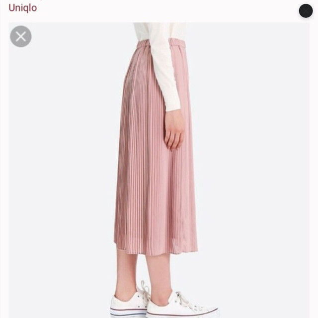 Uniqlo High Waisted Pleated Skirt Size Small in Women's - Dresses & Skirts in City of Toronto