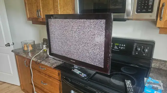 Samsung 32-inch LCD TV in TVs in Ottawa - Image 3