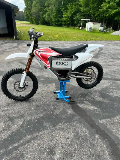 2010 Zero Motorcycles MX excellent condition comes with hand gards charger led head light. adjustabl...