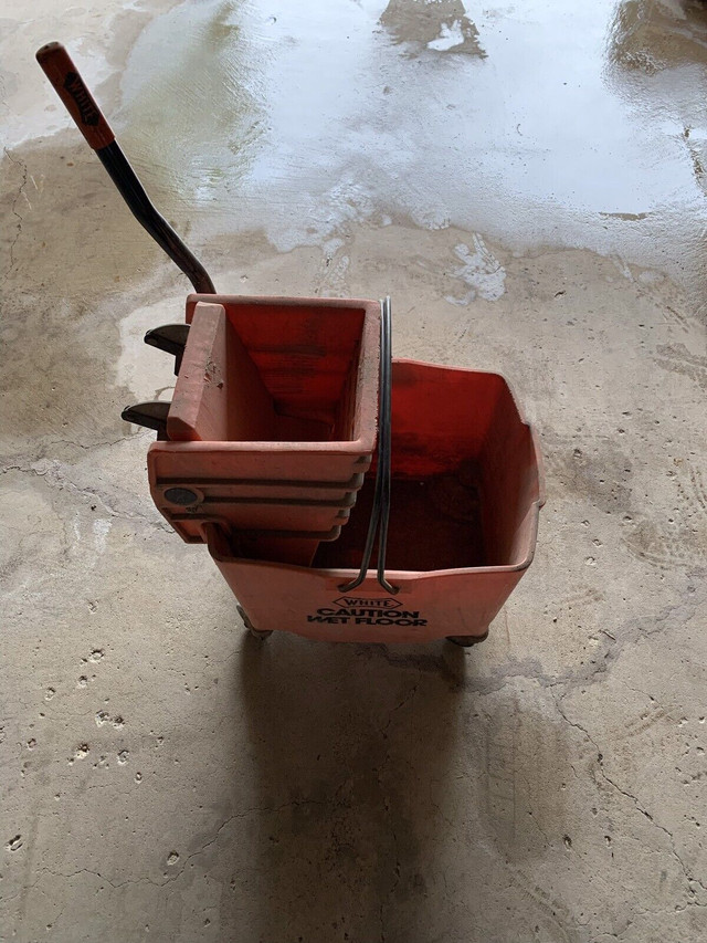 Industrial floor cleaning bucket in Other Business & Industrial in Winnipeg - Image 2
