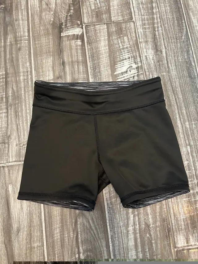 Women’s Reversible Shorts Size small  in Women's - Bottoms in Mississauga / Peel Region - Image 3