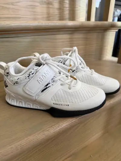 Heavy weightlifting shoes, only worn twice. I’m extremely good condition.