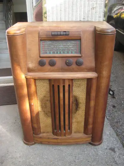 Antique RCA Victor Radio Has plug but I'm scared to plug it in as it is so old. Perfect for the audi...