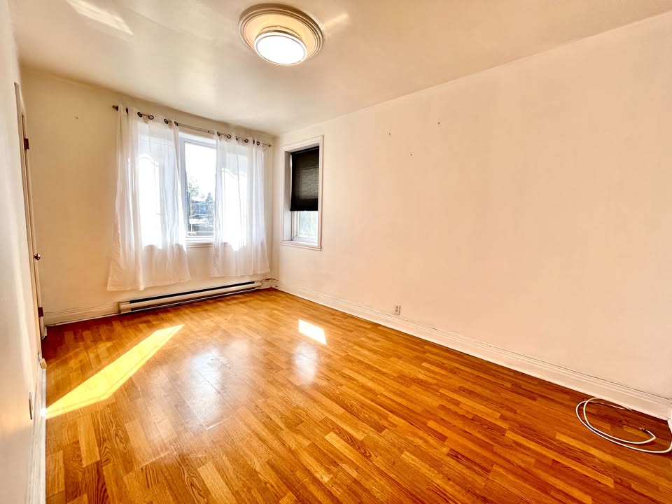 Upper duplex CDN nice sunshine can be rent for room empty 4