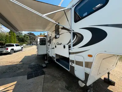 2012 Keystone Cougar, RLS. 4 Seasons Package. Great shape, Very clean, Only 2 owners. Exterior propa...