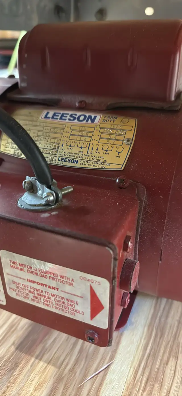 Restored Beaver 3300 Bandsaw with spare blades - made in Ontario in Power Tools in Gatineau - Image 7