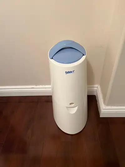Selling a like new diaper genie. Rarely used - New condition Safety 1st Diaper Pail