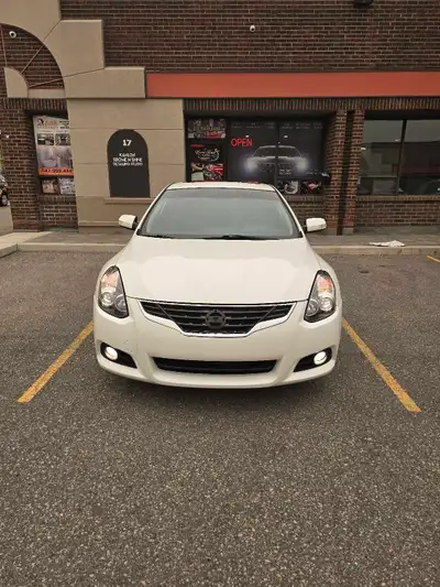 2012 Nissan Altima 3.5L Coupe - $9,500 Negotiable...Sporty, reliable. and fun to drive This 2012 Nis...