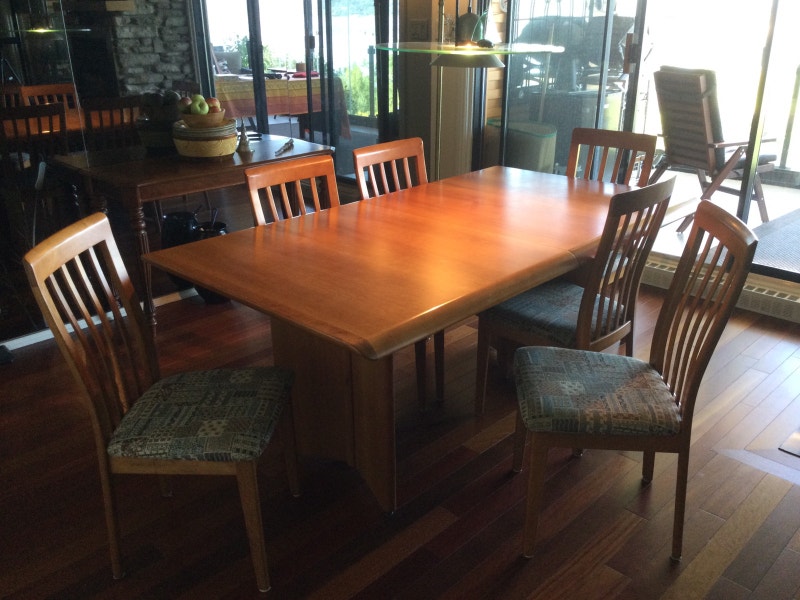 Table salle à manger en merisier, 6 chaises . Mobilier de salle à