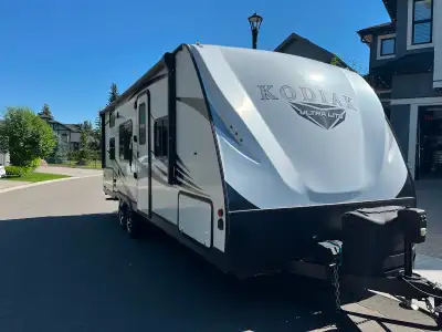 2019 Dutchmen Kodiak Ultra-Lite 227BH Travel Trailer – Bunkhouse Excellent for towing untra light ca...