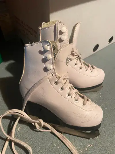 Skates / patins, View more