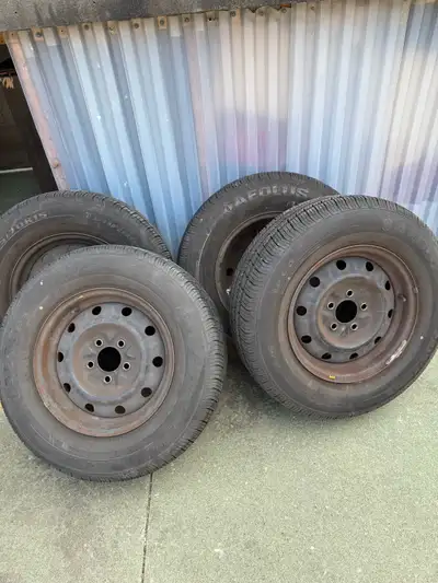 Ensemble de 4 Pneus et jantes 15pouces d’été Seulement utilisé 1 été Bon état 215/70R15