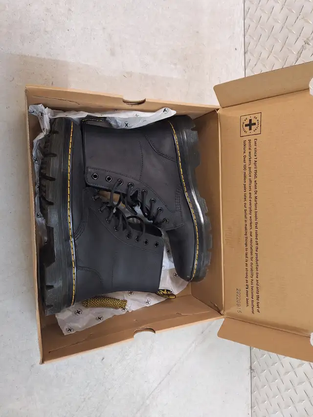 Dr Martens shoes in Men's Shoes in Oshawa / Durham Region - Image 3