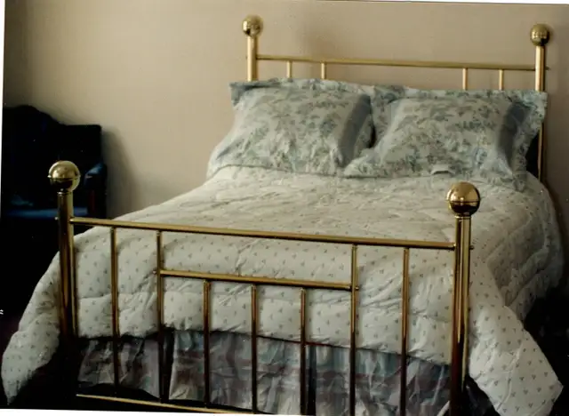 Gorgeous brass bed! in Beds & Mattresses in Oakville / Halton Region - Image 2