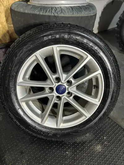 5 mags en très bon état d'origine Ford avec 4 pneus d hiver encore bons à 7/32 Trailblazer. Aucun do...
