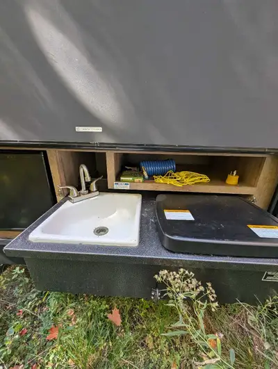 2019 Sundance ultra lite RV trailer 28ft. This trailer has a queen bed with bunk beds and the table...