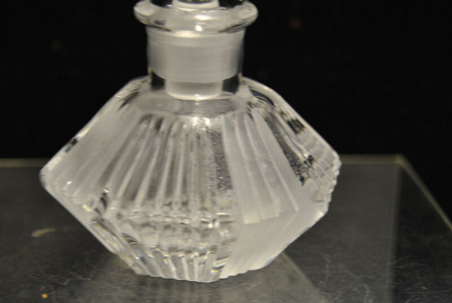 Elegant Bohemia 5" Lead Crystal Perfume Bottle w/ Topper in Arts & Collectibles in Vancouver - Image 2