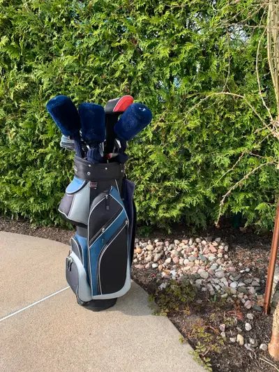 Ensemble de golf pour homme droitier incluant un sac avec plusieurs pochettes à fermeture éclair, co...
