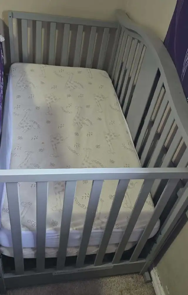 Convertable crib with storage. Used. in Cribs in Edmonton - Image 3