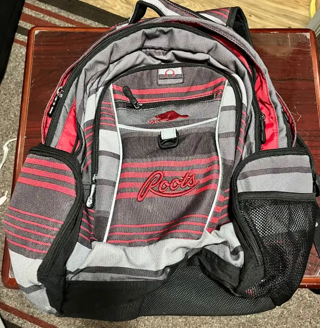 ROOTS Back Pack in Other in Kitchener / Waterloo - Image 2
