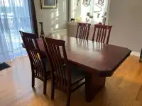 Ensemble de table et chaises de salle à manger