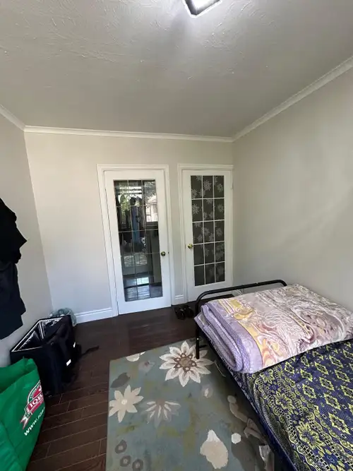 A very clean and bright furnished /non-furnished room. Is ready for rent in a bungalow in a very saf...