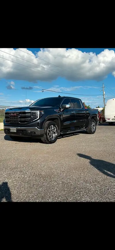 2022 GMC Sierra SLT 4x4 6.2L New brakes front and rear 1000km ago New tires 20k ago Tinted windows A...