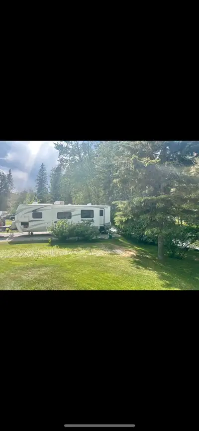 Selling our 2013 timber ridge travel trailer. Great condition, everything works, hot water on demand...