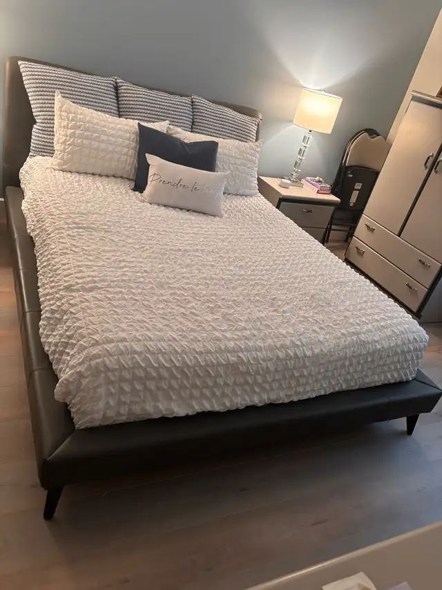 Base de lit en cuir - Lit QUEEN in Beds & Mattresses in Longueuil / South Shore - Image 5