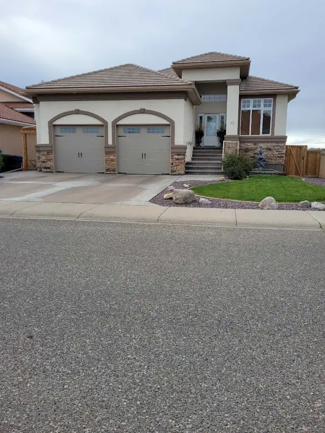 WALKOUT BUNGALOW ON FAIRMONT LAKE