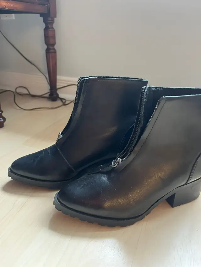 Women Chelsea Leather Boots in Women's - Shoes in City of Toronto - Image 3