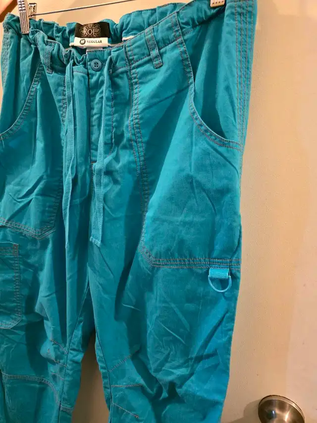 kio scrub pants  in Women's - Bottoms in Edmonton - Image 3