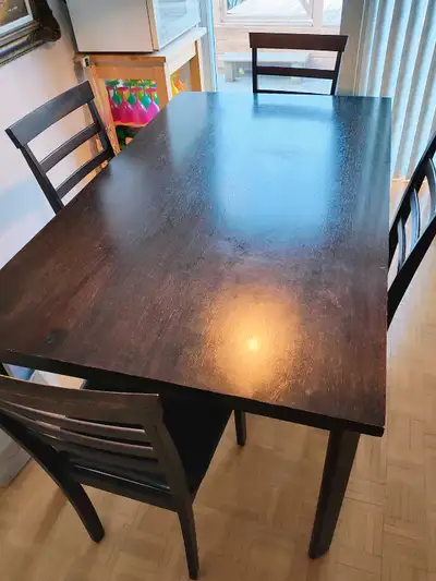 Table de salle à manger et chaises 