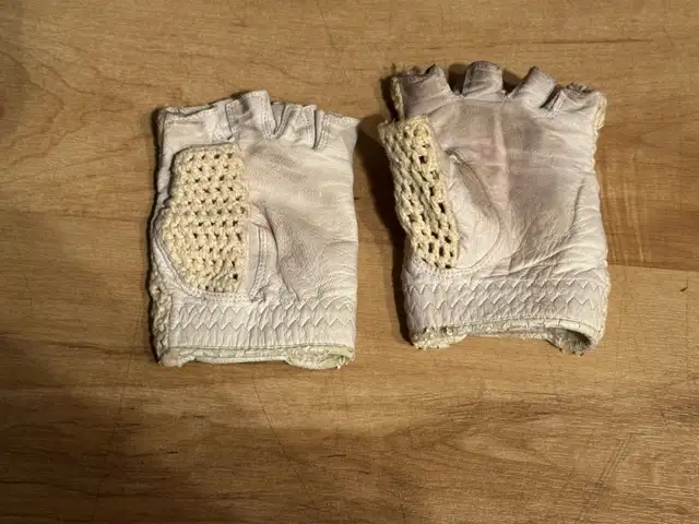 Everlast weighted gloves for sale in Exercise Equipment in Penticton - Image 4