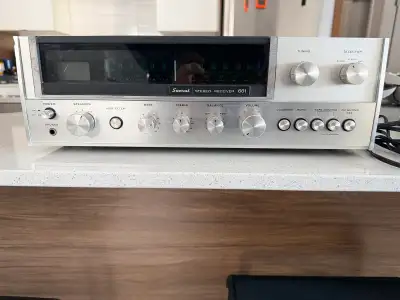 Je vends un récepteur stéréo Sansui 661, un appareil classique des années 70, conçu pour offrir une...