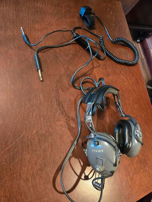 pilots avionics headset in Headphones in Medicine Hat - Image 3