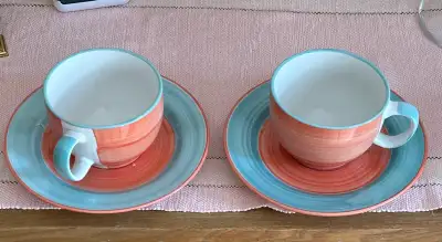 Tasses à déjeuner avec soucoupe et/ou bol à café, va au micro-ondes et lave vaisselle. Au besoin dis...
