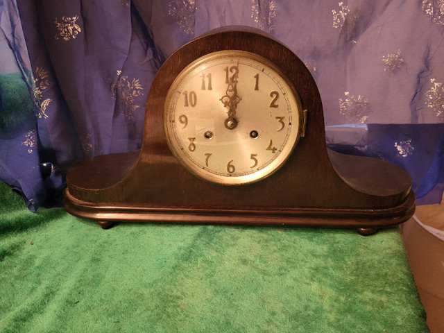 Horloge antique,style chapeau de Napoléon. in Arts & Collectibles in Granby