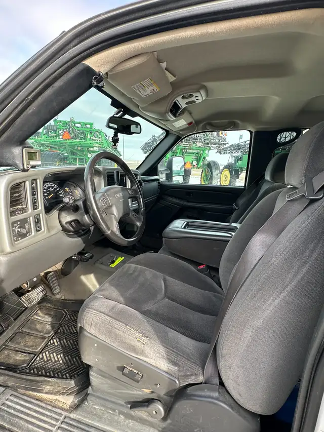 2004 GMC Sierra 2500HD Duramax Diesel 6.6L For Sale in Cars & Trucks in Regina - Image 7