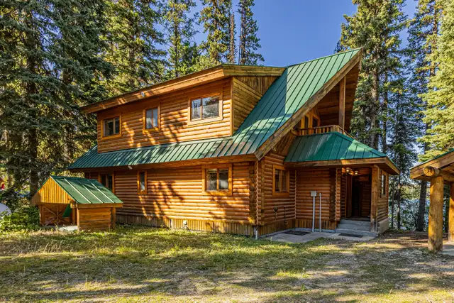 5  bedroom 2  bath lakefront cabin with private beach in Houses for Sale in Kelowna - Image 9
