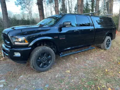 6.4L Hemi Laramie Crew Cab 8’ Long Box 126432KM No accidents Rear auto-levelling air suspension 8” t...