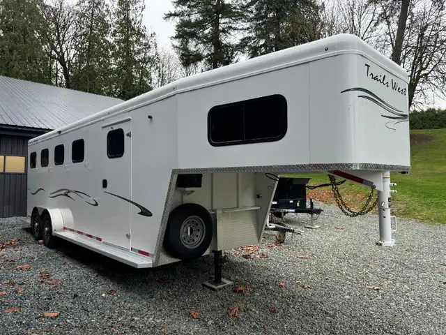 2024 TRAILS WEST CLASSIC II GN ENCLOSED 4 HORSE TRAILER in Cargo & Utility Trailers in Delta/Surrey/Langley - Image 2
