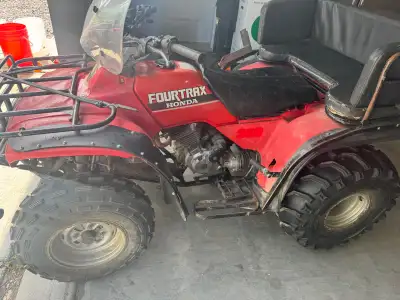 Honda fourtrax 300 Fonctionne tres bien Roue on ete changer Batterie neuve Winch fonctionnel Windshi...